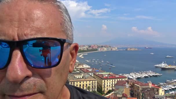 Nápoles Turista Mira Cámara Panorama Con Vista Ciudad Como Fondo — Vídeos de Stock