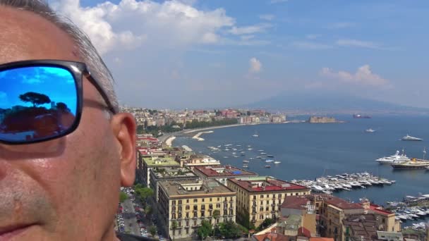 Nápoles Turista Olha Para Câmera Panorama Com Vista Cidade Como — Vídeo de Stock