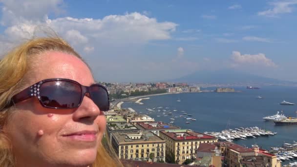 Nápoles Turista Mira Cámara Panorama Con Vista Ciudad Como Fondo — Vídeos de Stock