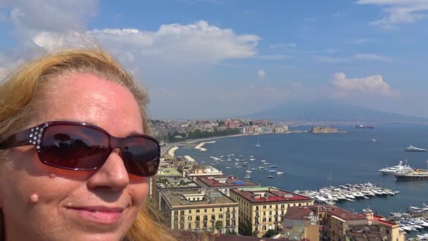 Nápoles Turista Mira Cámara Panorama Con Vista Ciudad Como Fondo — Vídeos de Stock