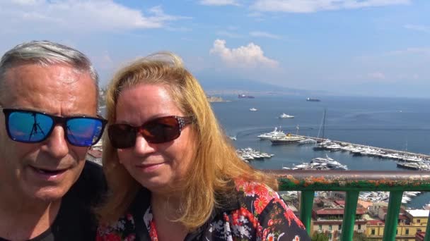 Nápoles Turistas Olham Câmera Com Paisagem Cidade Como Fundo — Vídeo de Stock