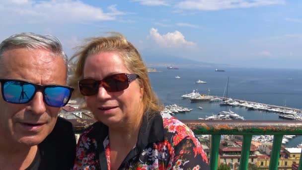 Nápoles Turistas Olham Câmera Com Paisagem Cidade Como Fundo — Vídeo de Stock