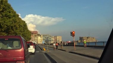 Naples, 18 Eylül 2018, Caracciolo denize sıfır bir araba görüntülendi.