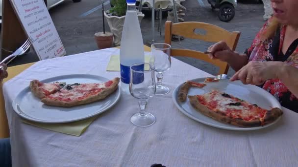 Italia Napoli Settembre 2018 Turisti Mangiano Una Porzione Pizza Movimento — Video Stock