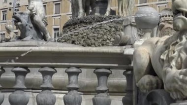 İtalya, Napoli, görünümü ve triton Çeşme Belediye Meydanı ayrıntılarını.