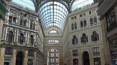 İtalya, Napoli, görüntülemek Umberto ı Galeri insanlar yürürken, insanlar ile.