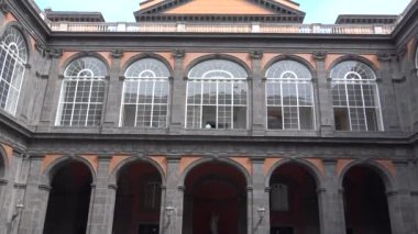 Naples, Kraliyet Sarayı, sigarasız, iç avlu.