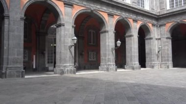 Naples, Kraliyet Sarayı, sigarasız, iç avlu.