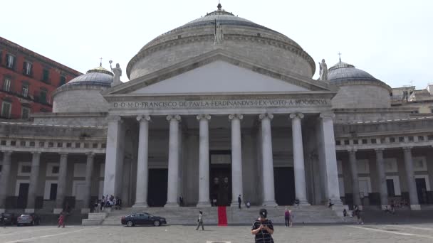 イタリア ナポリ ビュー プレビシート広場のパオラのフランチェスコ教会 — ストック動画
