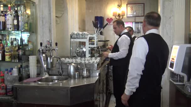 Napels Obers Serveren Koffie Beroemde Gambrinus Bar — Stockvideo