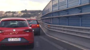 Hızlı bir karayolu üzerinde arabalar transit