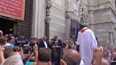 Naples, 19 Eylül 2018, dini turist bekle kan Saint الرسالة mucizesi duyurusu San Gennaro katedral önünde.