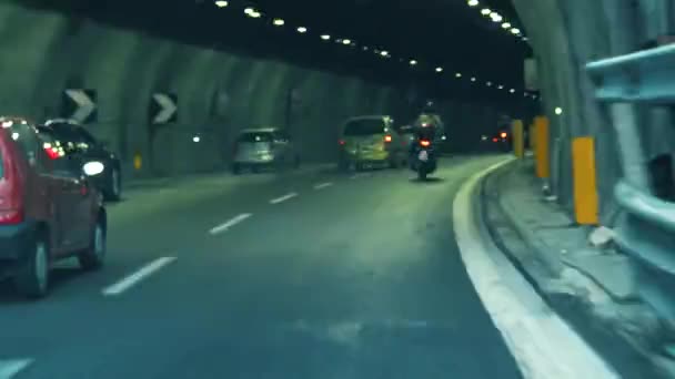 Les Voitures Transitent Rapidement Dans Tunnel — Video