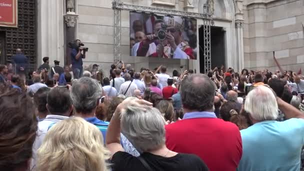 聖者の血の液化の奇跡の発表のためサン ジェンナーロの大聖堂の前にナポリ 2018 宗教的な観光客を待つ — ストック動画