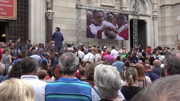 Napoli Settembre 2018 Turisti Religiosi Aspettano Davanti Alla Cattedrale San — Video Stock