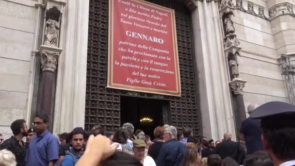 聖者の血の液化の奇跡の発表のためサン ジェンナーロの大聖堂の前にナポリ 2018 宗教的な観光客を待つ — ストック動画