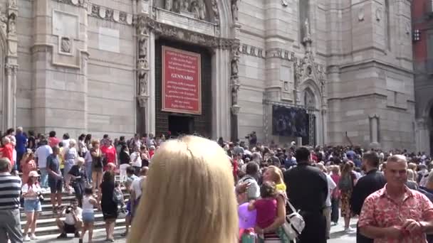 2018年9月19日 那不勒斯 宗教游客在圣根纳罗大教堂前等待宣布圣人血液液化的奇迹 — 图库视频影像