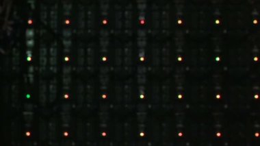 Kilisenin aralıklı ışıklı tabela.