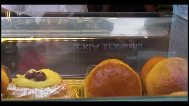Neapel Turist Smakar Bab Typisk Napolitansk Efterrätt Distriktet Decumano — Stockvideo