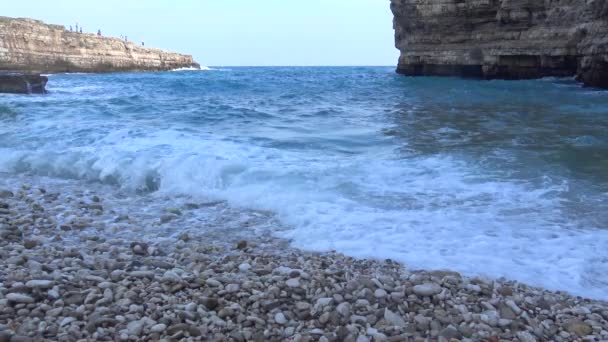 Италия Polignano Mare Lama Monachile Bay — стоковое видео