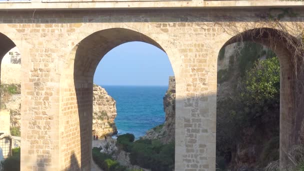 Italien Polignano Mare Gewölbte Brücke Über Die Monachile Bucht Von — Stockvideo