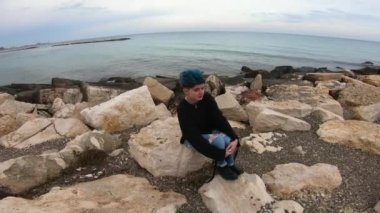 Denize yakın buzlu bir seçme için genç koyu kız pozlar rahatla