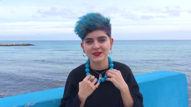 Joven Chica Oscura Posando Satisfecha Para Una Prueba Junto Mar — Vídeos de Stock