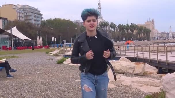 Bir Deneme Bir Şehir Beach Için Genç Koyu Kız Poz — Stok video