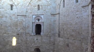 4 k İtalya, Castel del Monte, UNESCO miras, 13. yüzyılda kale, iç