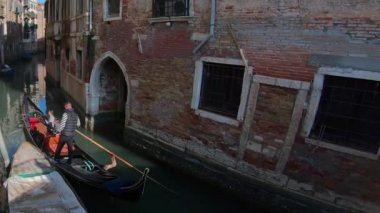 4k Venedik, gondol geçişi ile tipik bir Kanal Görünümü
