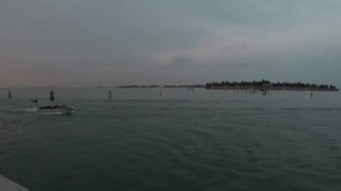 4k Venedik, gün batımında Venedik Lagünü 'nde teknelerin hareketi. Zaman atlamalı