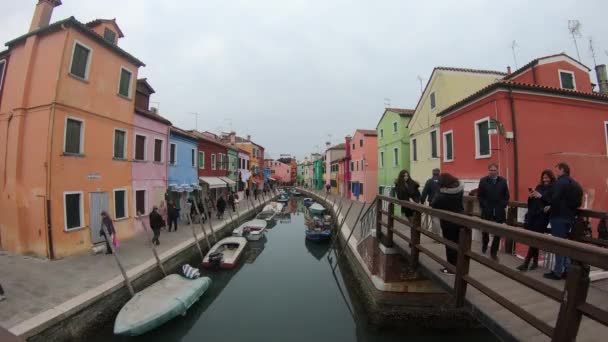 Venedik Burano Adanın Tarihi Merkezinde Turist Geçişi Zaman Atlamalı — Stok video