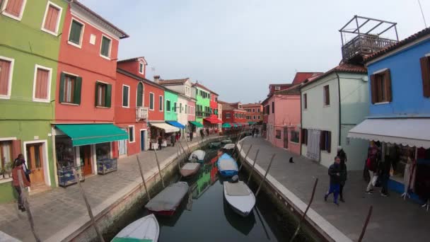Venedik Burano Adanın Tarihi Merkezinde Turist Geçişi Zaman Atlamalı — Stok video