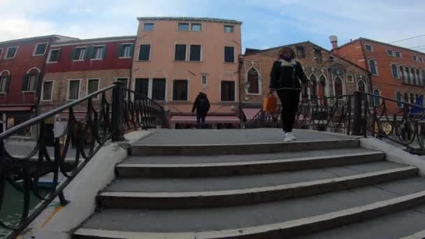 Venedik Murano Adasında Bir Köprüye Geçiş — Stok video
