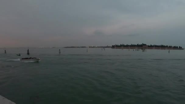 Venedig Förflyttning Båtar Den Venetianska Lagunen Vid Solnedgången Tidsinställd — Stockvideo