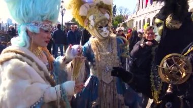 4k Venedik, Carnival 2019, maskeli insanlar, güzel kıyafetler ile fotoğrafçılar ve turistler için poz, şehir dolaşmak.