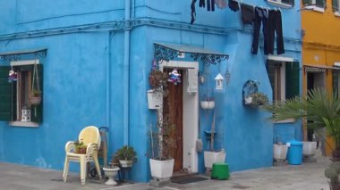 4k Venedik, Burano adası, Venedik Lagünü. Çeşitli renklerin tipik evlerin görünümü.