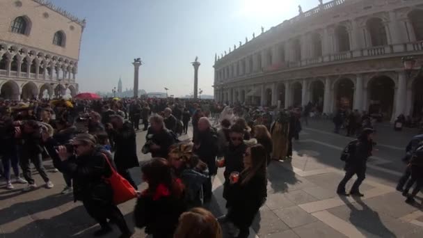 威尼斯 2019年狂欢节期间的游客群 — 图库视频影像
