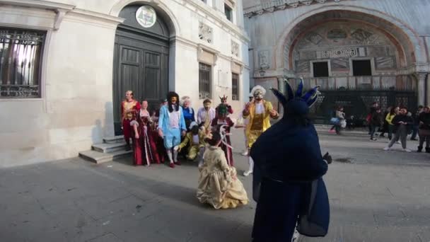 Venice Карнавал 2019 Замасковані Люди Бродять Місту Видаючи Себе Фотографів — стокове відео
