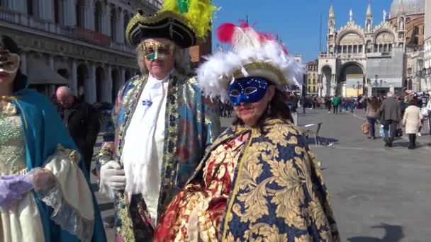 Βενετία Καρναβάλι 2019 Μασκοφόροι Άνθρωποι Περιφέρονται Στην Πόλη Ποζάρει Για — Αρχείο Βίντεο