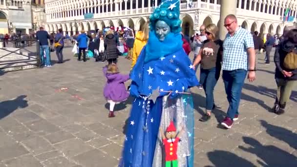ヴェネツィア カーニバル 2019 仮面の人々は 美しい服を着て 写真家や観光客のためのポーズ 街を歩き回る — ストック動画