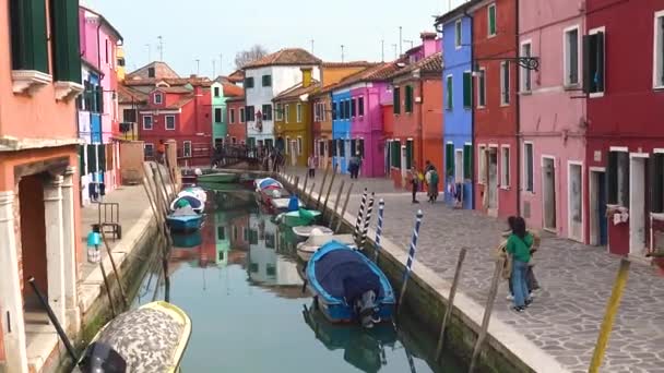 Venecia Turistas Visitando Isla Burano Laguna Veneciana — Vídeos de Stock