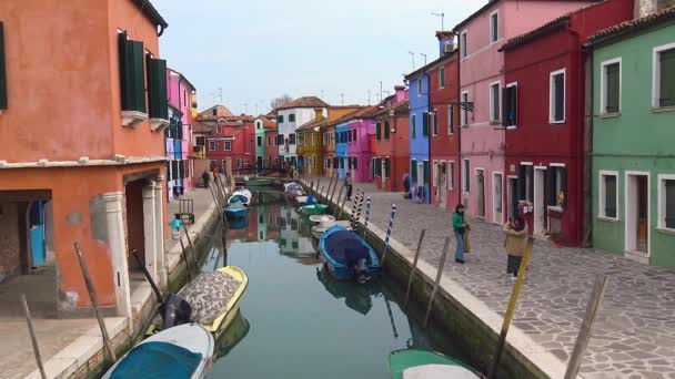 Benátky Turisté Navštěvující Ostrov Burano Benátské Laguně — Stock video