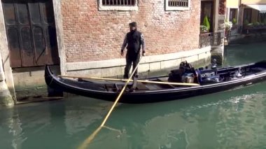 4k Venedik, gondol, şehir kanalları aracılığıyla turist taşıma tipik bir tekne.