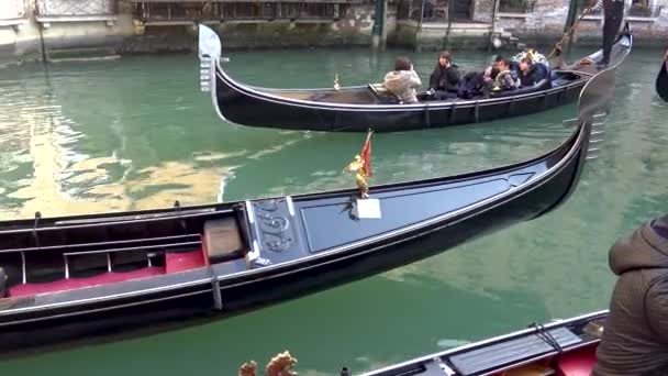 Venedik Gondol Şehir Kanalları Aracılığıyla Turist Taşıma Tipik Bir Tekne — Stok video