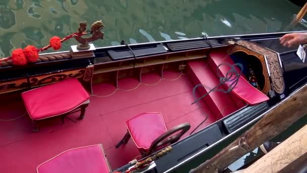 Veneza Gôndola Barco Típico Que Transporta Turistas Através Dos Canais — Vídeo de Stock