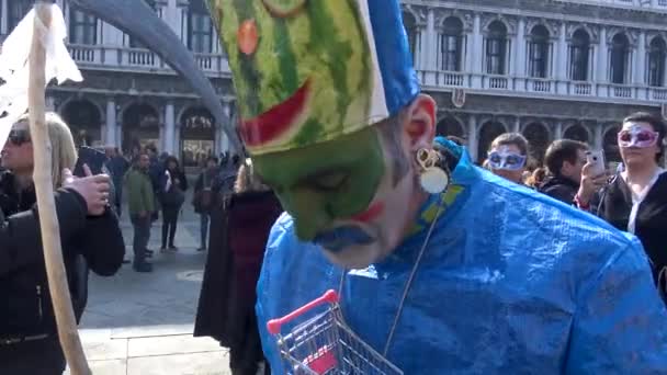 Venecia Carnaval 2019 Máscaras Típicas Ropa Hermosa Posando Para Fotógrafos — Vídeos de Stock