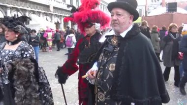 4k Venedik, Carnival 2019, maskeli insanlar, güzel kıyafetler ile fotoğrafçılar ve turistler için poz, şehir dolaşmak.