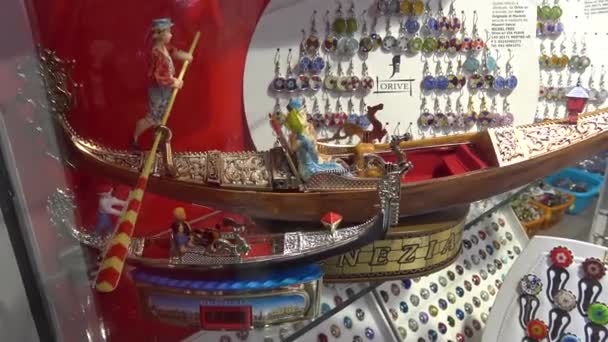 Venise Petits Souvenirs Gondoles Exposées — Video