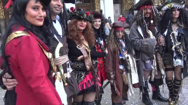 Venice Italië Maart 2019 Gemaskerde Mensen Zwerven Door Stad Poseren — Stockvideo